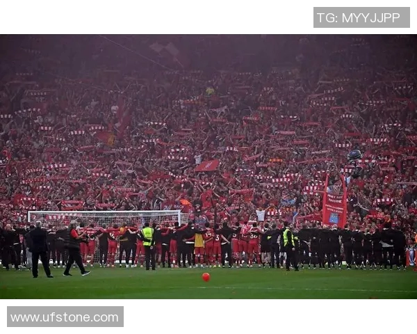 英超曼联主场大胜热刺,卢卡库梅开二度助球队跻身前四 英超曼联主场大胜热刺,卢卡库梅开二度助球队跻身前四